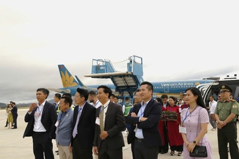 Phó Chủ tịch UBND tỉnh Khánh Hòa Đinh Văn Thiệu, Phó Tổng Giám đốc Petrolimex Aviation Lương Hồ Anh cùng lãnh đạo các đơn vị có liên quan chào đón chuyến bay đầu tiên từ Nga tới Việt Nam sau gần 3 năm gián đoạn. Ảnh: Petrolimex.