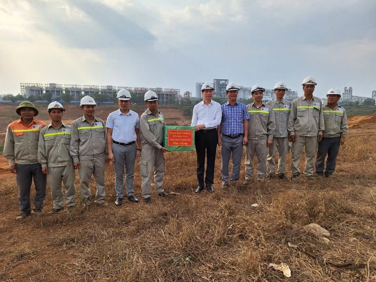 Đại tá Trần Duy Lê (thứ 6 từ trái qua), Chủ tịch Tổng Công ty Đông Bắc thăm, tặng quà cán bộ, CNVC - NLĐ đang thi công đập hồ chứa bùn sau tuyển rửa, Nhà máy Alumin Nhân Cơ. Ảnh: Tổng công ty Đông Bắc.