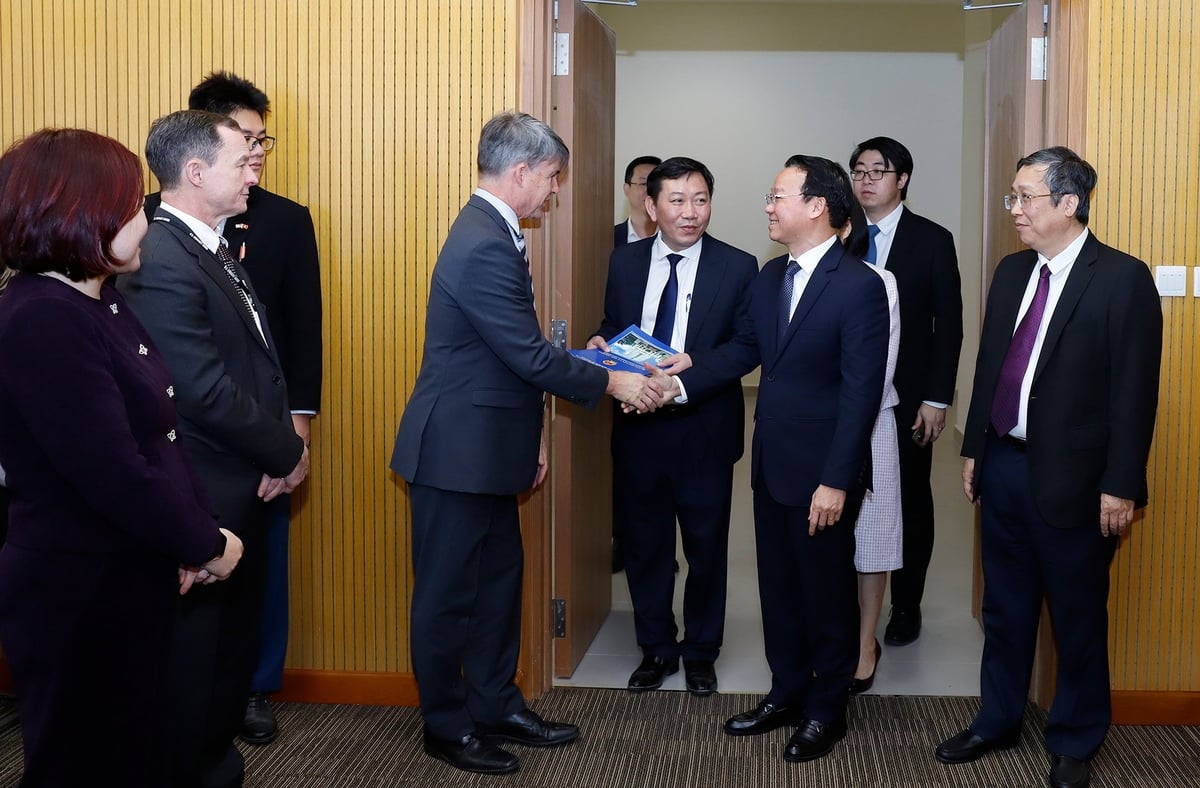 Mr. Do Duc Duy, Minister of Agriculture and Environment, welcomed Mr. Brian McFeeters, Senior Vice President and Executive Director of the USABC Regional Office. Photo: Khuong Trung.