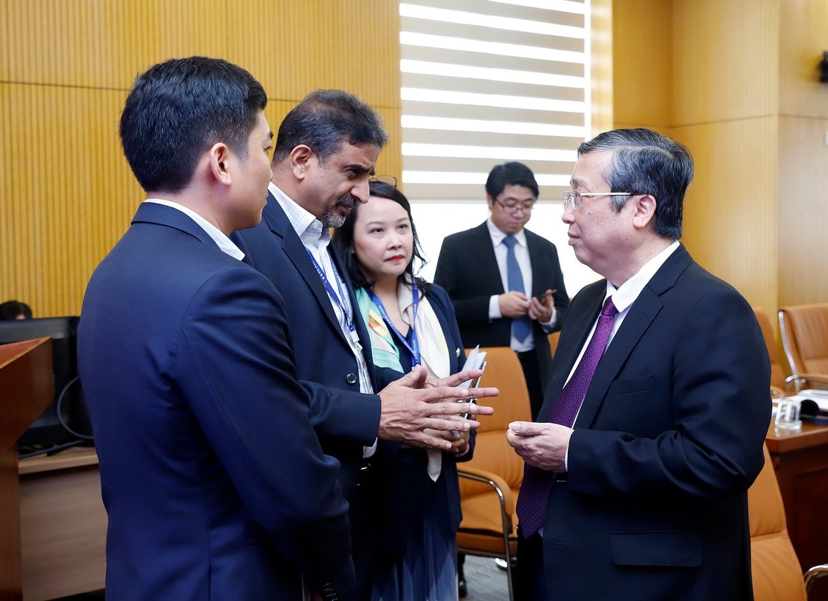 Thứ trưởng Bộ Nông nghiệp và Môi trường Hoàng Trung trao đổi với các đại biểu của đoàn công tác USABC. Ảnh: Khương Trung.