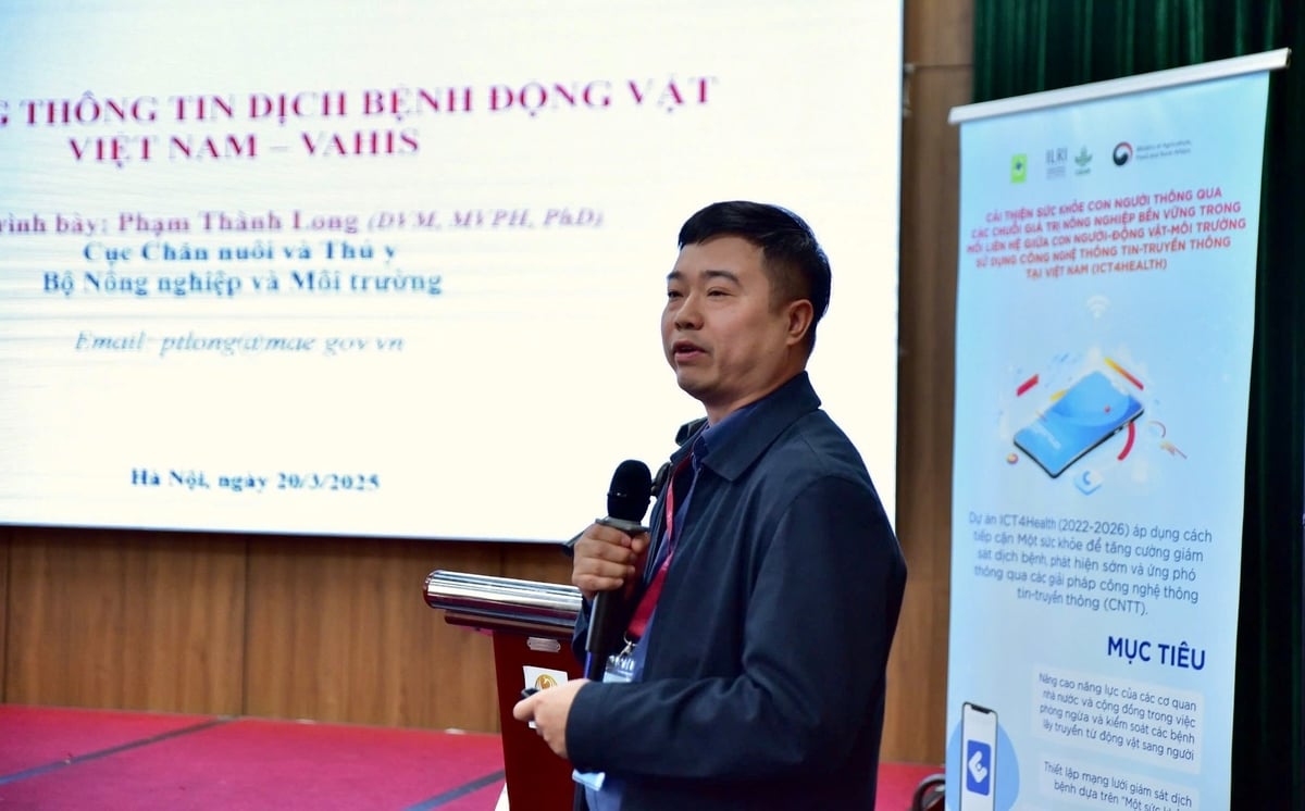 Dr. Pham Thanh Long, Department of Livestock Production and Animal Health (Vietnam Ministry of Agriculture and Environment) explains about the VAHIS system. Photo: Kieu Chi. 