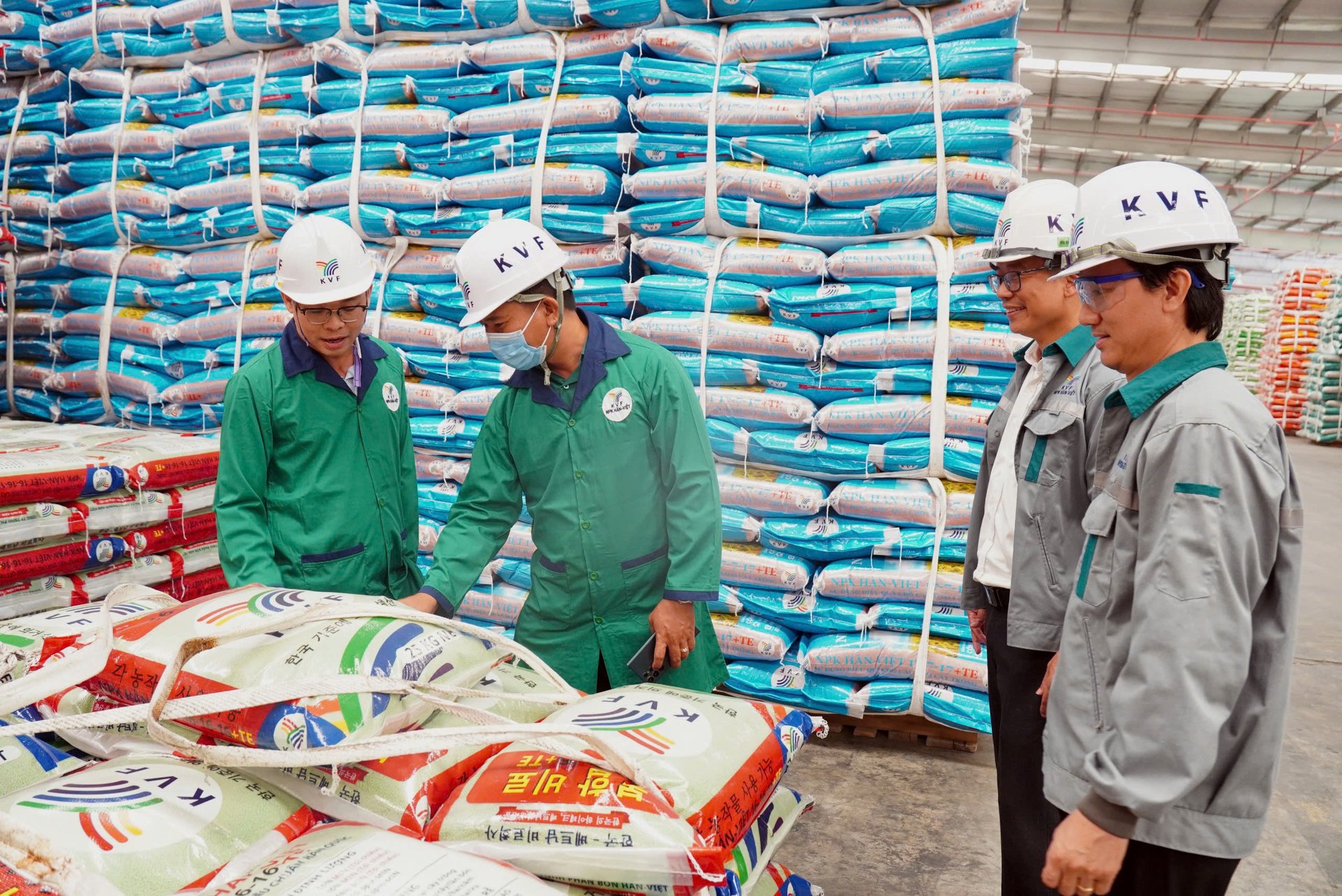 Đoàn công tác của Angkor Green trực tiếp tham quan Nhà máy Phân bón Hàn-Việt (KVF). Ảnh: PVCFC.