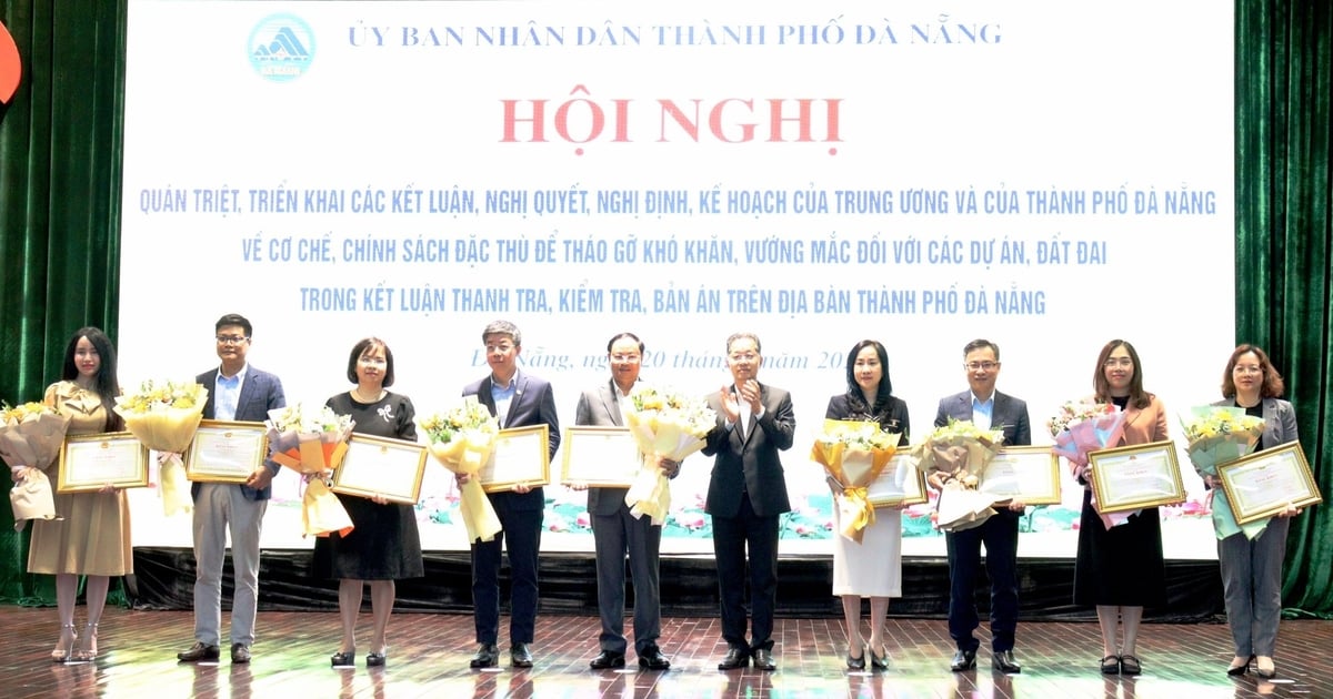 Trao Bằng khen của Chủ tịch UBND TP Đà Nẵng cho lãnh đạo Bộ, ngành, Ủy ban Quốc hội vì đã có thành tích trong tháo gỡ các khó khăn, vướng mắc liên quan đến các dự án, đất đai của Đà Nẵng. Ảnh:Lan Anh. 