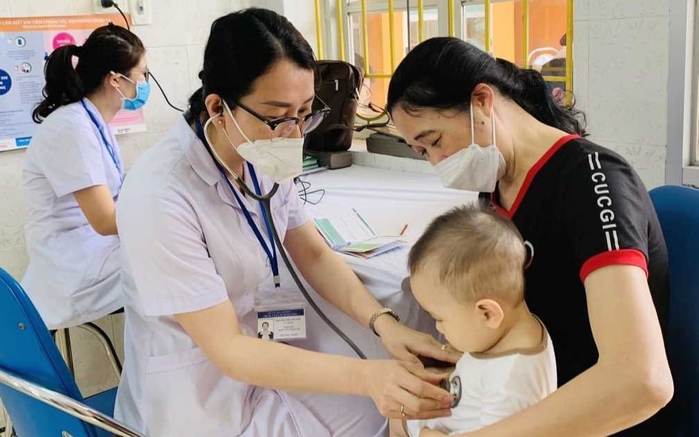 Trẻ nhỏ được khám sàng lọc trước khi tiêm vaccine phòng sởi tại Trạm y tế phường Hoành Bồ (TP Hạ Long). Ảnh: Minh họa.