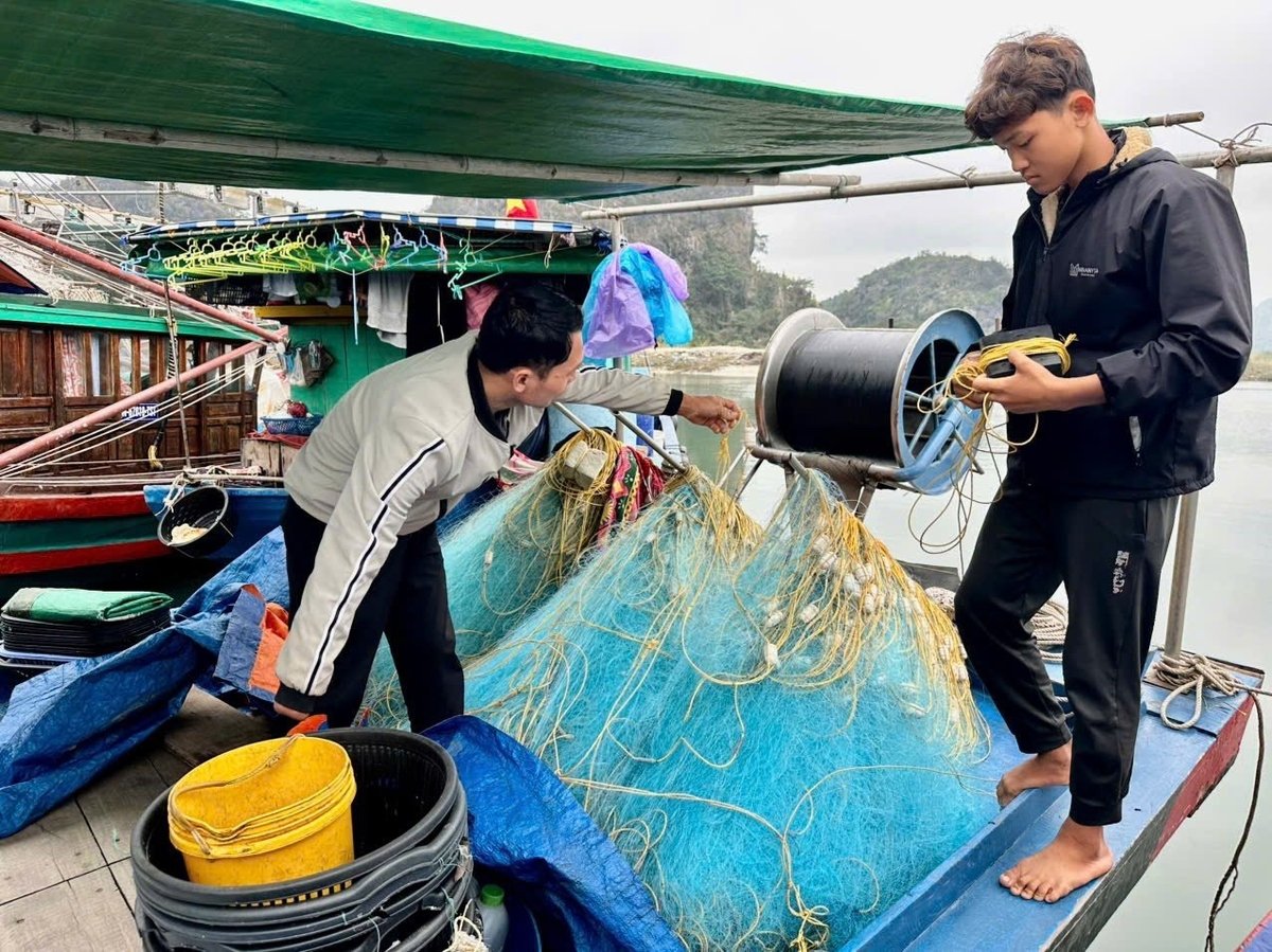 Fishermen check the net-pulling system before sailing away. Photo: Nguyen Thanh.