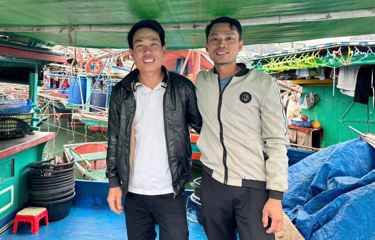 Mr. Tong Van Que (right) and Mr. Pham Van Hien were excited before the sea trip at the beginning of the year. Photo: Nguyen Thanh.