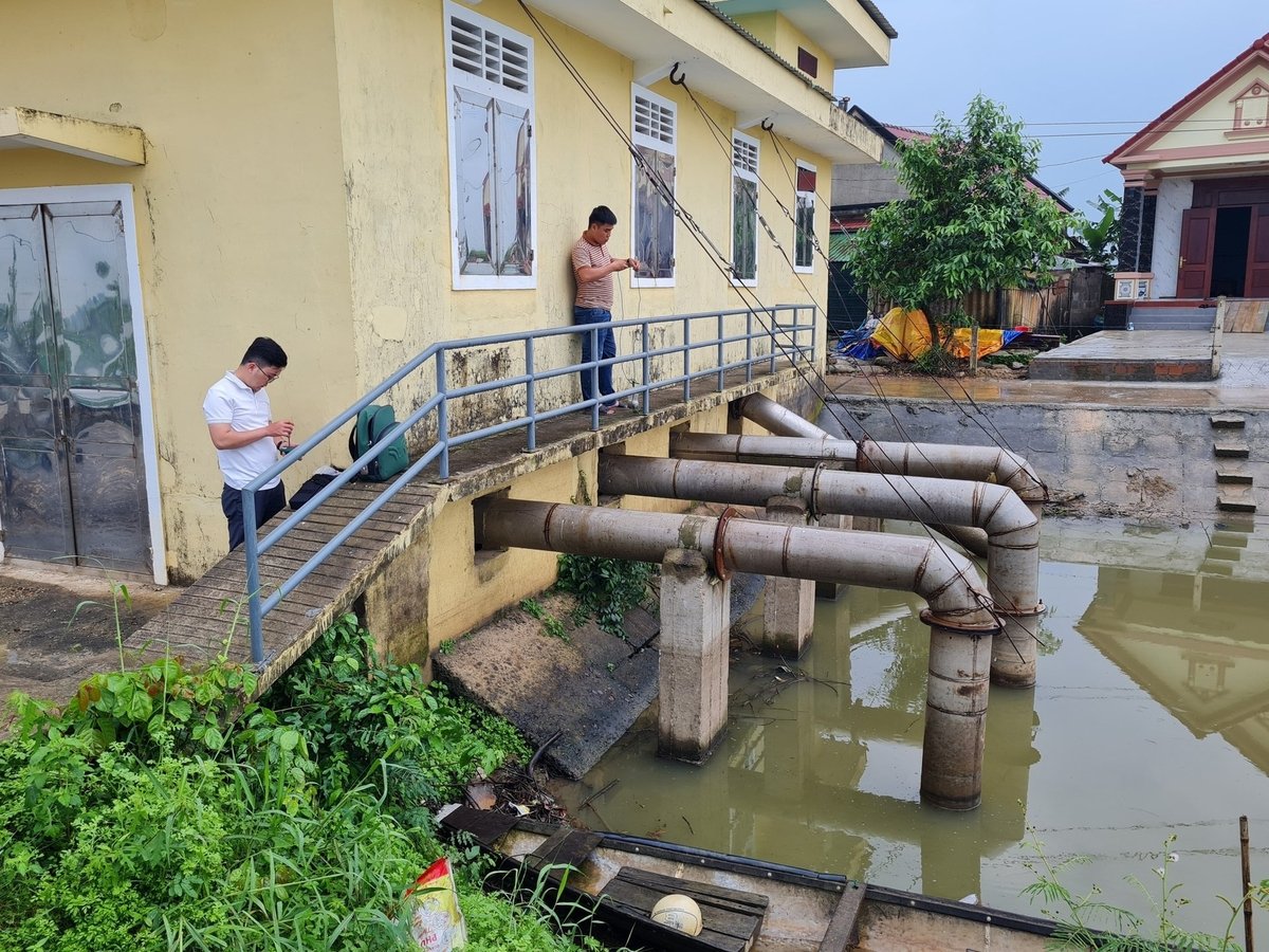 Cán bộ Viện Khoa học Thủy lợi miền Trung và Tây Nguyên lấy mẫu kiểm tra chất lượng nước trên hệ thống thủy lợi Tả Trạch. Ảnh: PV.