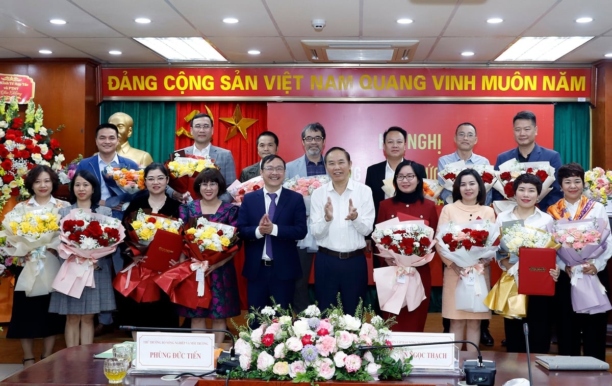 Thứ trưởng Phùng Đức Tiến và Tổng biên tập Nguyễn Ngọc Thạch trao quyết định và trao hoa chúc mừng cho 15 đơn vị mới thành lập của Báo Nông nghiệp và Môi trường. Ảnh: Khương Trung.