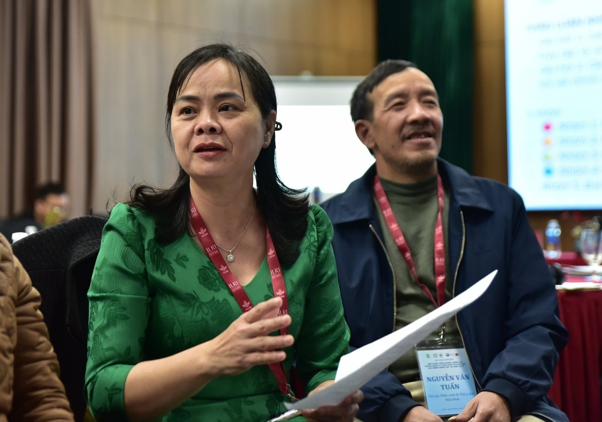 Ms. Cao Thi Hoa Binh, Head of the Sub-Department of Animal Health and Plant Protection of Lao Cai province, consulted at the workshop. Photo: Quynh Chi. 