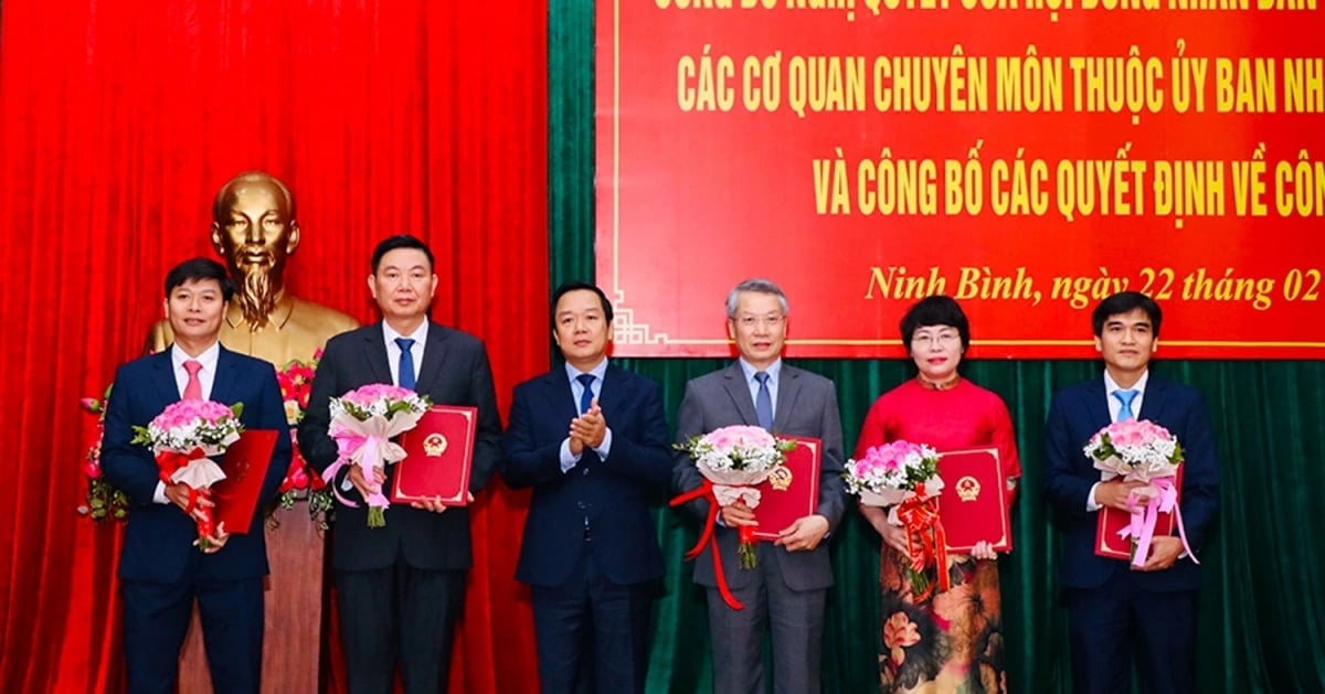 Ông Phạm Quang Ngọc, Chủ tịch UBND tỉnh Ninh Bình trao các quyết định về công tác cán bộ. Ảnh: Văn Ngân/VOV.