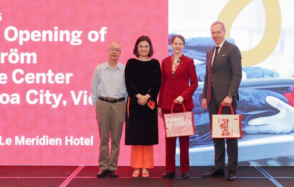 Đại diện ActionAid quốc tế tại Việt Nam và Chủ tịch kiêm CEO Lindström công bố dự án 'Nước sạch vì trường học hạnh phúc', với sự chứng kiến của đại diện Đại sứ quán Phần Lan tại Việt Nam và Quỹ Hỗ trợ chương trình, dự án an sinh xã hội Việt Nam. Ảnh: Trung Nguyên.