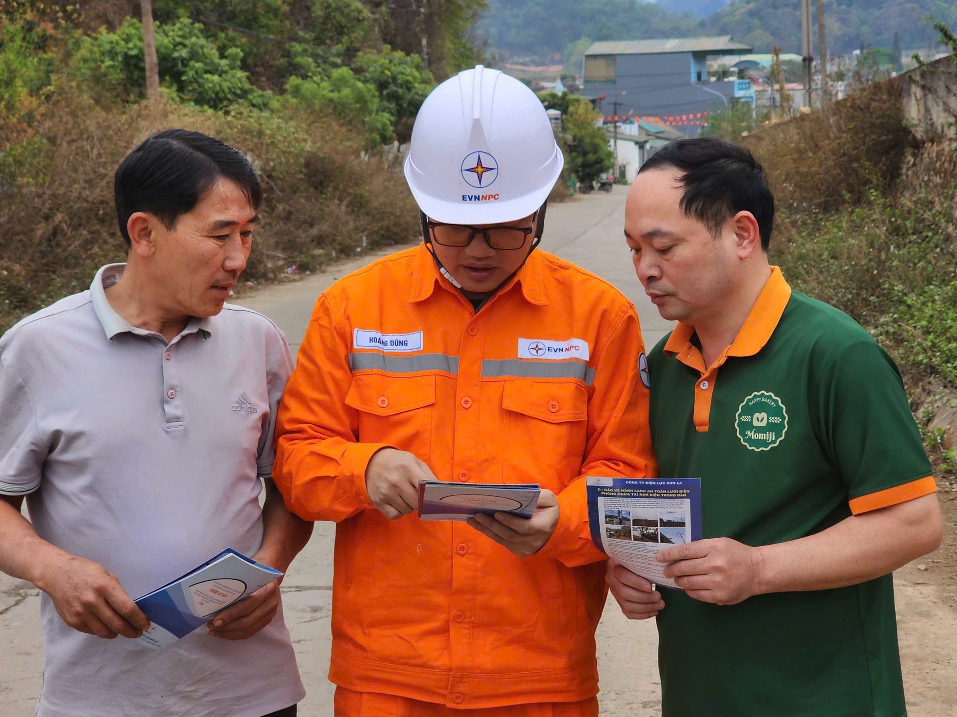 Công nhân Công ty Điện lực Sơn La tuyên truyền sử dụng điện an toàn, tiết kiệm, hiệu quả đến người dân. Ảnh: Nguyễn Nga.