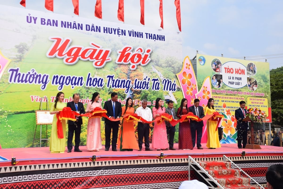 Cắt băng khai mạc ngày hội thưởng ngoạn hoa trang suối Tà Má tại thôn Hà Ri, xã Vĩnh Hiệp (huyện Vĩnh Thạnh, Bình Định). Ảnh: V.Đ.T.