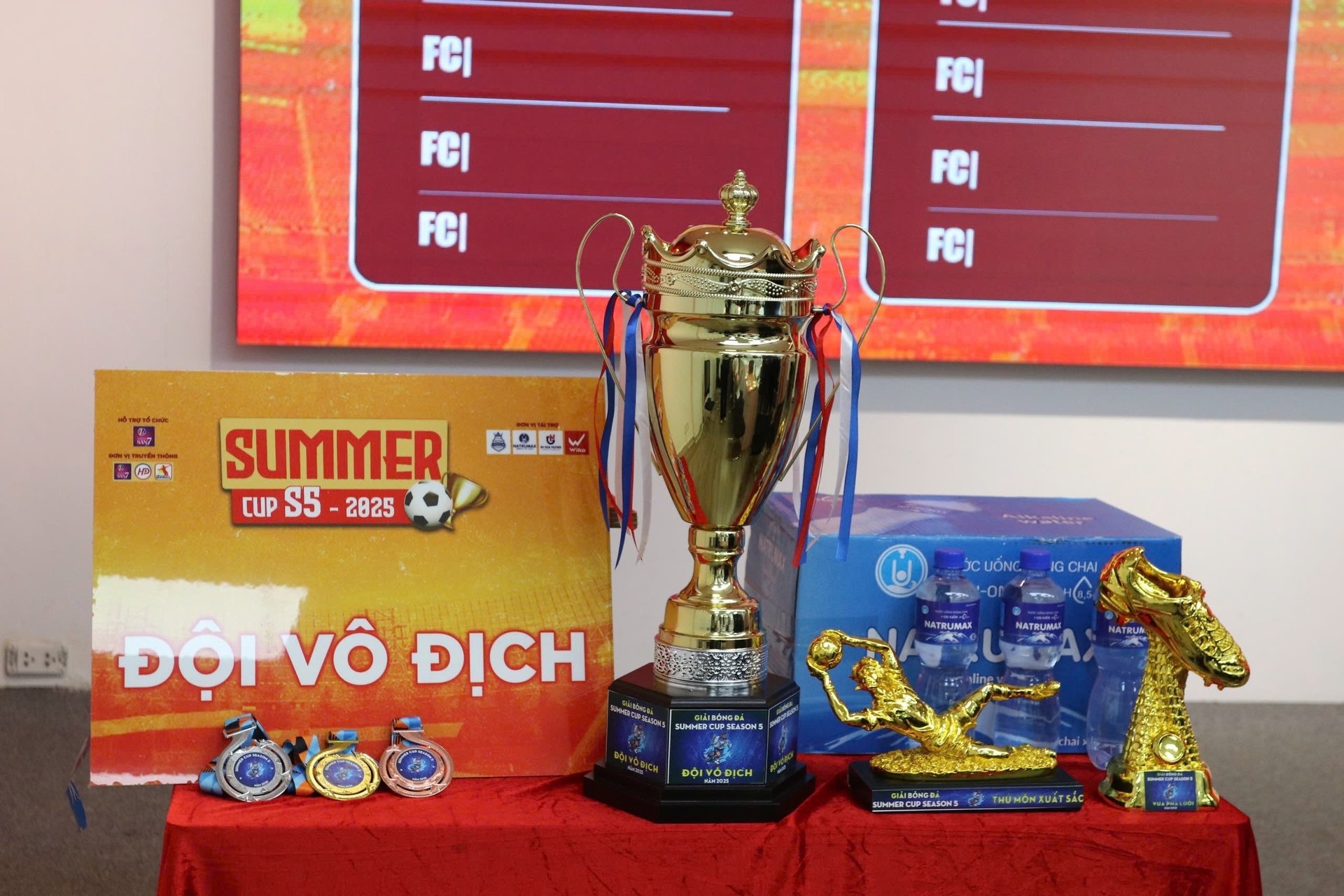 Chiếc cúp danh giá cùng những phần thưởng hấp dẫn đang chờ đợi nhà vô địch Summer Cup S5 - 2025. Ảnh: Hoài Thơ. 