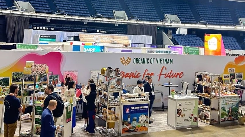 Khách hàng tham quan và tìm hiểu về sản phẩm của Việt Nam tại Hội chợ Natural Products Expo West 2025 tại Hoa Kỳ. Ảnh: VOAA.