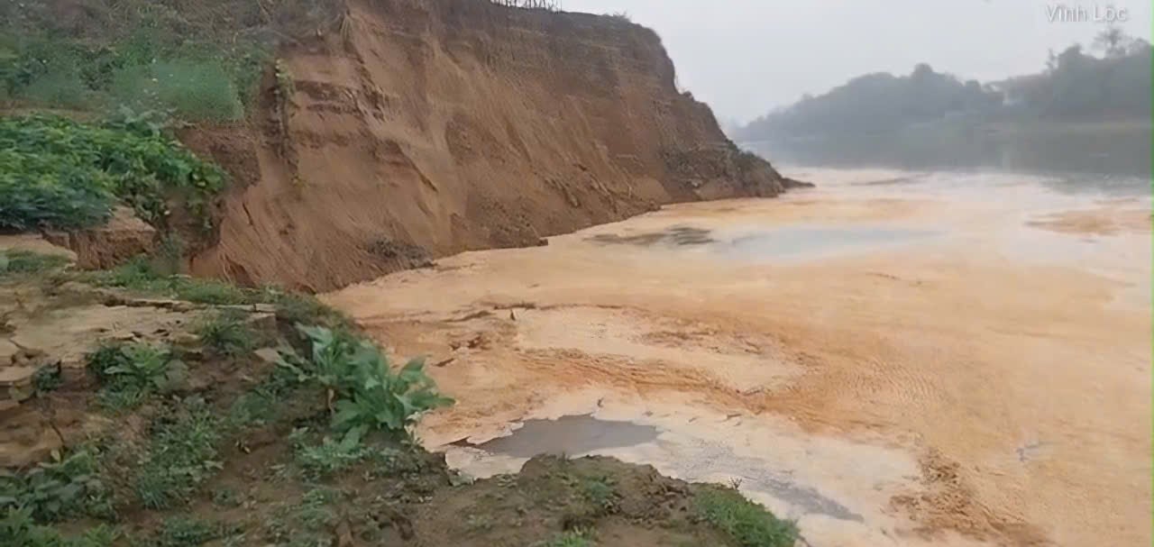 Thuyền hút cát gây sạt lở bờ sông Mã tại xã Vĩnh Hòa được người dân ghi lại hôm 22/2. Ảnh: Người dân cung cấp.