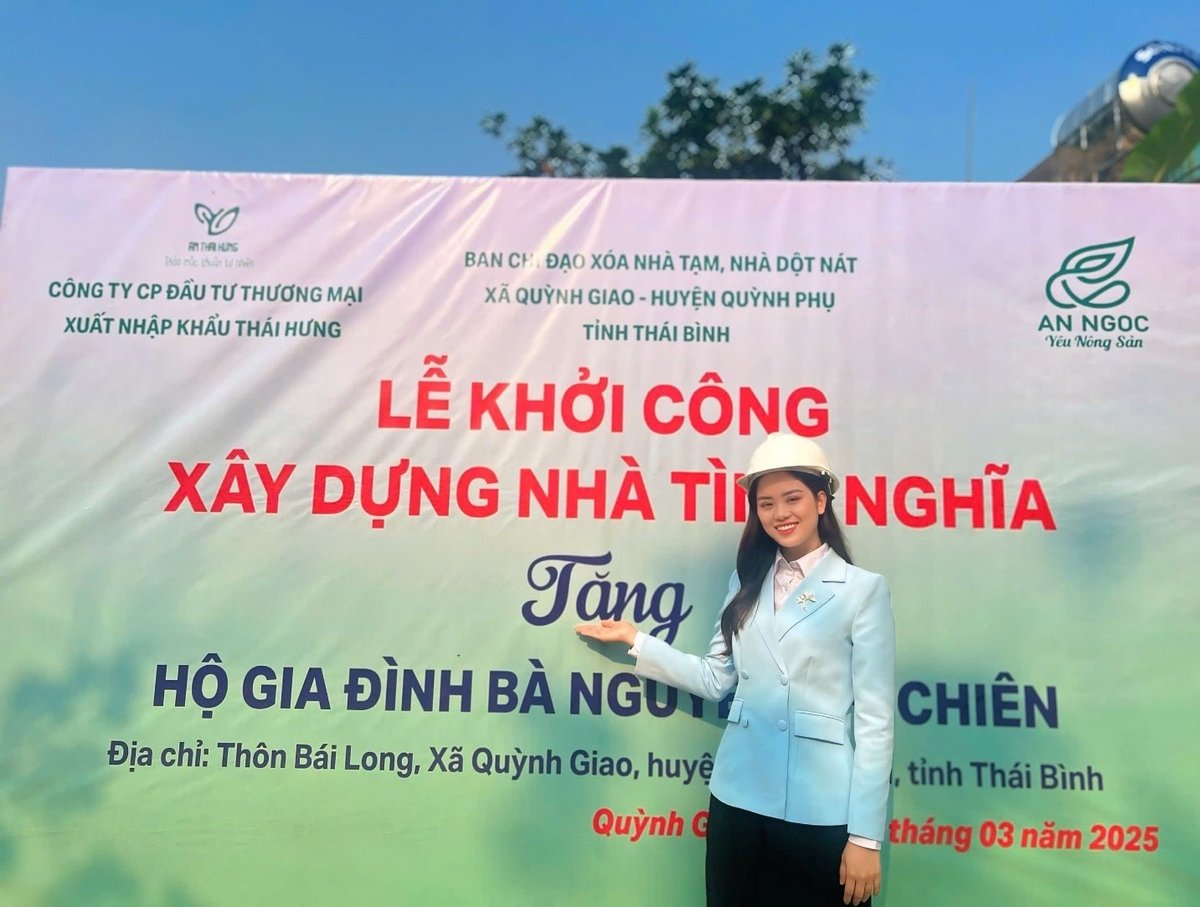 Ca sỹ An Ngọc - người sáng lập 'An Ngọc yêu nông sản' tại lễ khởi công xây nhà tình nghĩa cho các hộ nghèo ở Thái Bình. Ảnh: Huyền My.