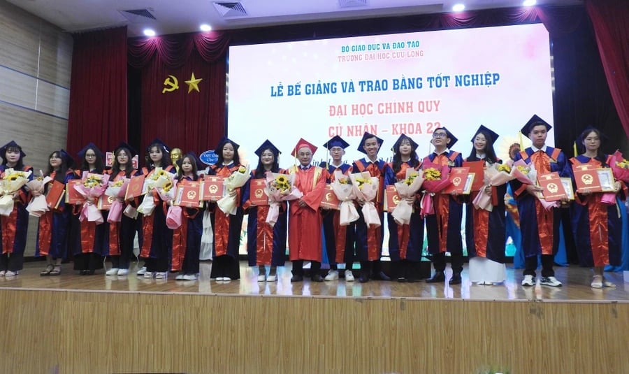 Đại diện nhà trường trao bằng tốt nghiệp cho 350 tân cử nhân. Ảnh: HT.