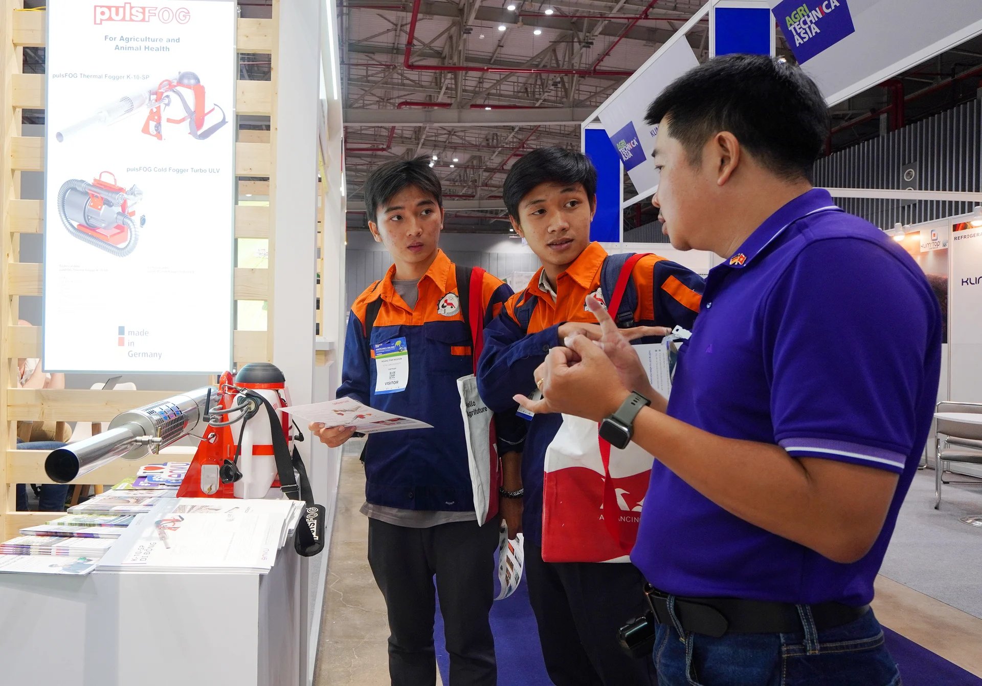 Students from the Faculty of Mechanical Engineering, Ho Chi Minh City University of Agriculture and Forestry, are enthusiastically exploring machinery and technology at the exhibition. Photo: Nguyen Thuy.