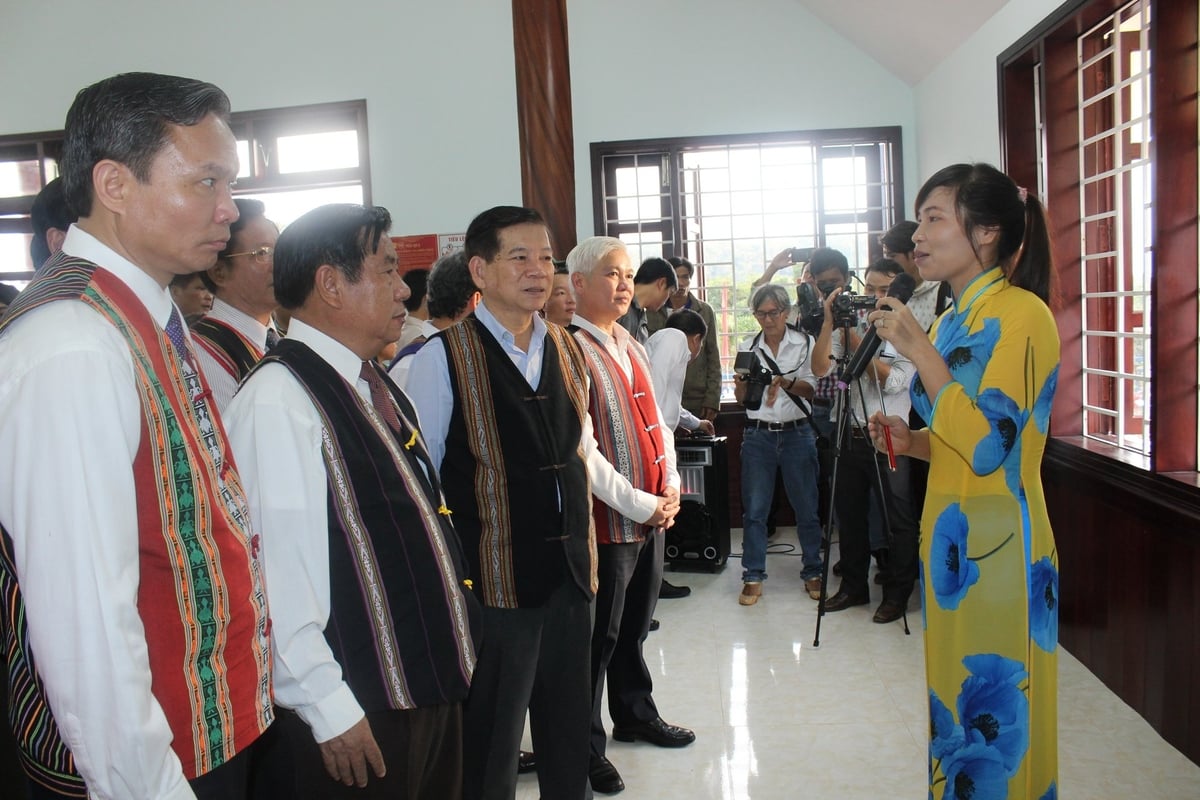 Nguyên Chủ tịch nước Nguyễn Minh Triết (hàng đầu, thứ 3 từ trái sang) trong một lần đến thăm triển lãm hình ảnh về đồng bào dân tộc S'tiêng tại Khu bảo tồn văn hóa dân tộc S'tiêng sóc Bom Bo. Ảnh: HT.