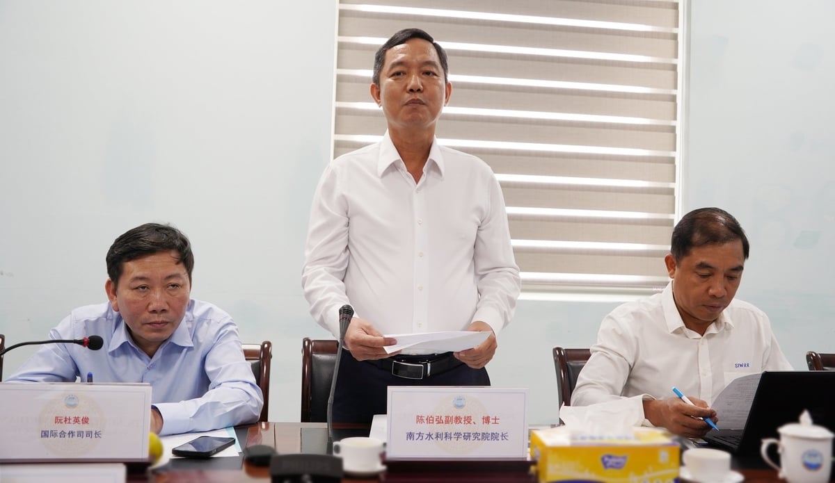 Assoc. Prof. Dr. Tran Ba Hoang, Director of the Southern Institute of Water Resources Science and Technology, speaks at the working session. Photo: Nguyen Thuy.