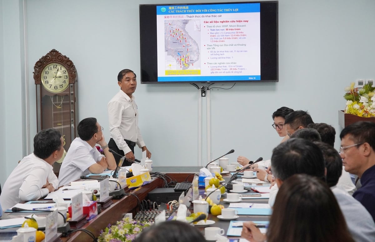 Assoc. Prof. Dr. Nguyen Nghia Hung, Deputy Director of the Southern Institute of Water Resources Science and Technology, shares insights on the challenges facing the Mekong Delta. Photo: Nguyen Thuy.