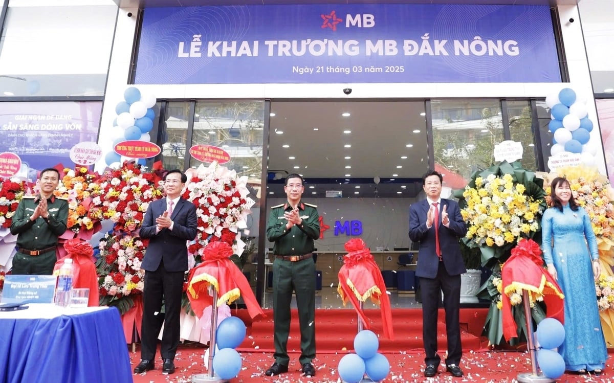 Các đại biểu cắt băng khai trương chi nhánh MB Đắk Nông. Ảnh: MB.