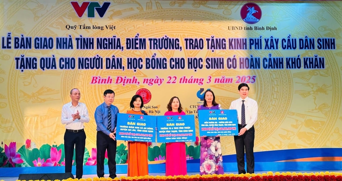 Lễ bàn giao Trường Mầm non An Dũng (huyện An Lão); trường Mẫu giáo Vĩnh Hòa, trường Tiểu học và Trường Trung học Cơ sở Vĩnh Thuận (huyện Vĩnh Thạnh). Ảnh: BTC.