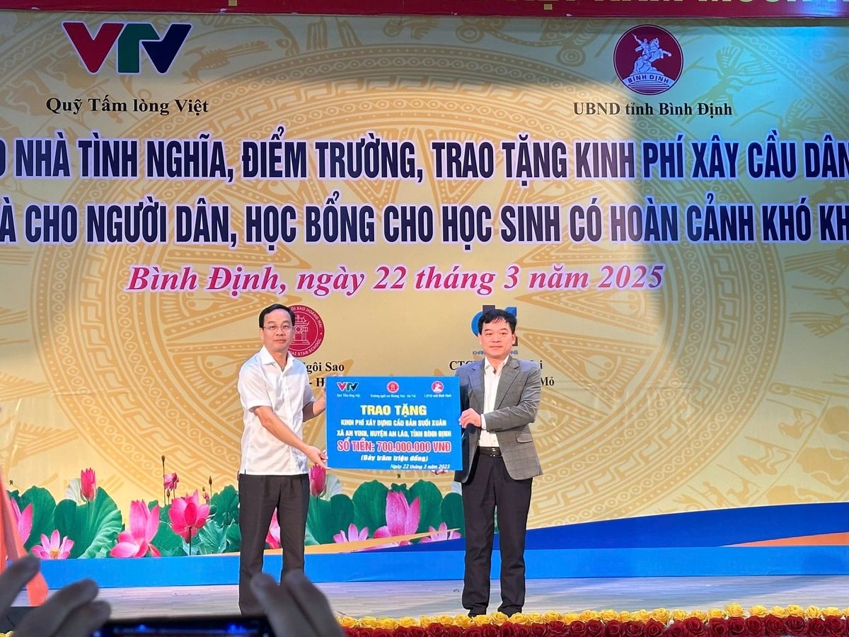 Trao kinh phí tài trợ xây dựng 1 cây cầu tại Bản Suối Xuân tại huyện An Lão (Bình Định). Ảnh: BTC.