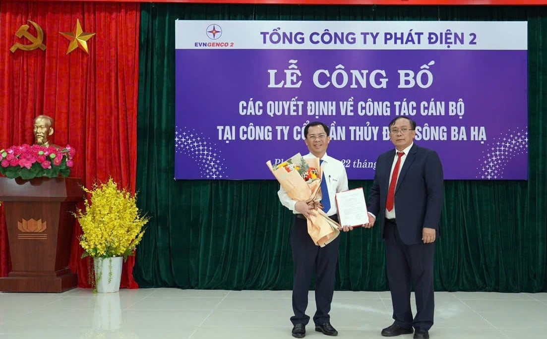 Ông Trần Phú Thái, Bí thư Đảng ủy, Chủ tịch HĐQT EVNGENCO2 trao Quyết định và tặng hoa chúc mừng ông Nguyễn Đức Phú (bên trái). Ảnh: HT.