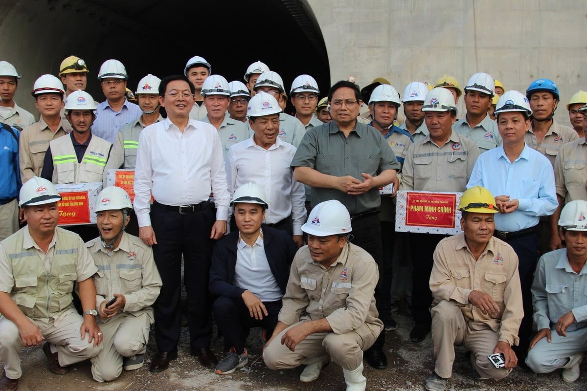 Thủ tướng Phạm Minh Chính tặng quà và chụp hình lưu niệm với chủ đầu tư, nhà thầu và công nhân tuyến cao tốc Bắc-Nam đoạn qua Bình Định. Ảnh: V.Đ.T.