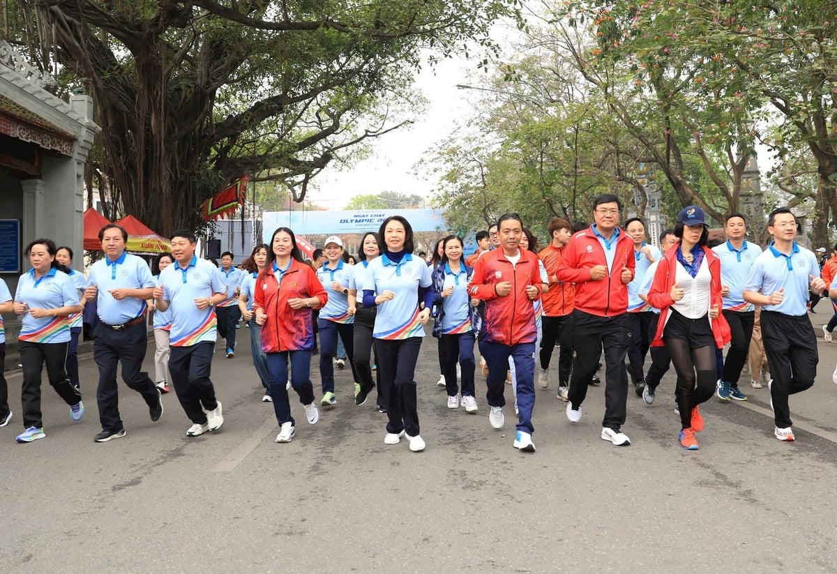 Các đại biểu, vận động viên chạy hưởng ứng tại Lễ phát động Ngày chạy Olympic vì sức khỏe toàn dân, Giải chạy Báo Hànộimới mở rộng lần thứ 50 - Vì hòa bình năm 2025. Ảnh: Quang Thái.