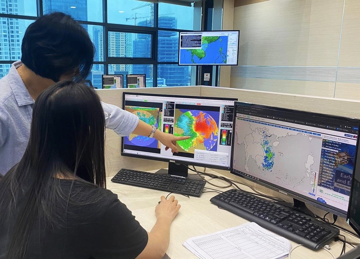 The National Center for Hydro-Meteorological Forecasting is cooperating with the Institute for Research and Application of Artificial Intelligence (Hanoi University of Science and Technology) to develop software applying artificial intelligence and big data to monitor, analyze, forecast, and warn of hydro-meteorology. Photo: Hoai Linh.