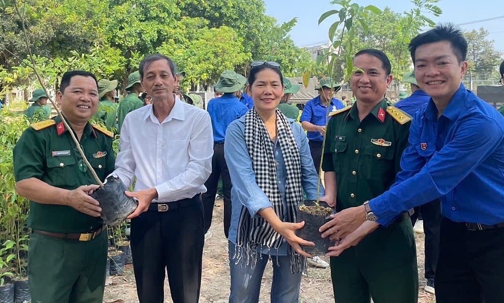 Delegates participate in tree planting at the Ho Chi Minh City University of Natural Resources and Environment campus. Photo: Organizing committee.