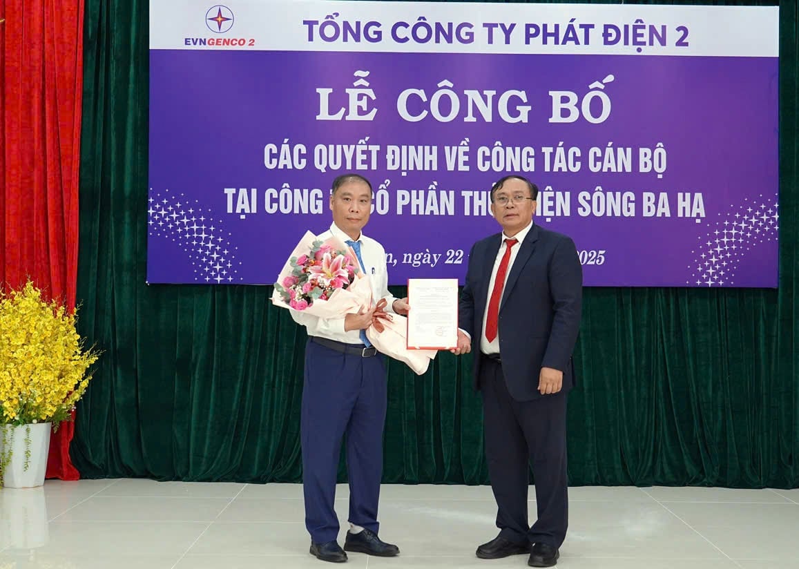 Ông Trần Phú Thái, Bí thư Đảng ủy, Chủ tịch HĐQT EVNGENCO2, trao Quyết định và tặng hoa chúc mừng ông Vũ Hữu Phúc (bên trái). Ảnh: HT.