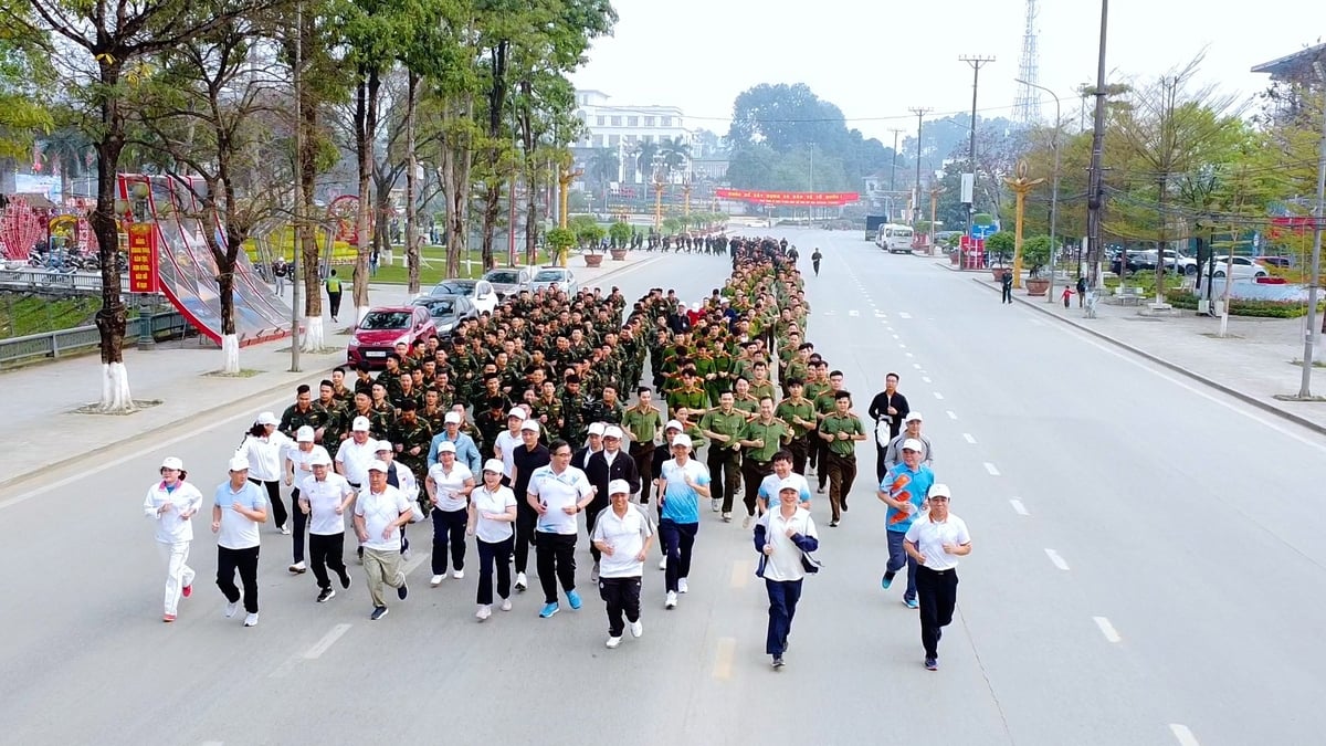 Hơn 2.000 người đến từ 27 cơ quan, đơn vị và người dân đã tham gia Ngày chạy Olympic vì sức khoẻ toàn dân tỉnh Yên Bái năm 2025. Ảnh: Thanh Ngà.