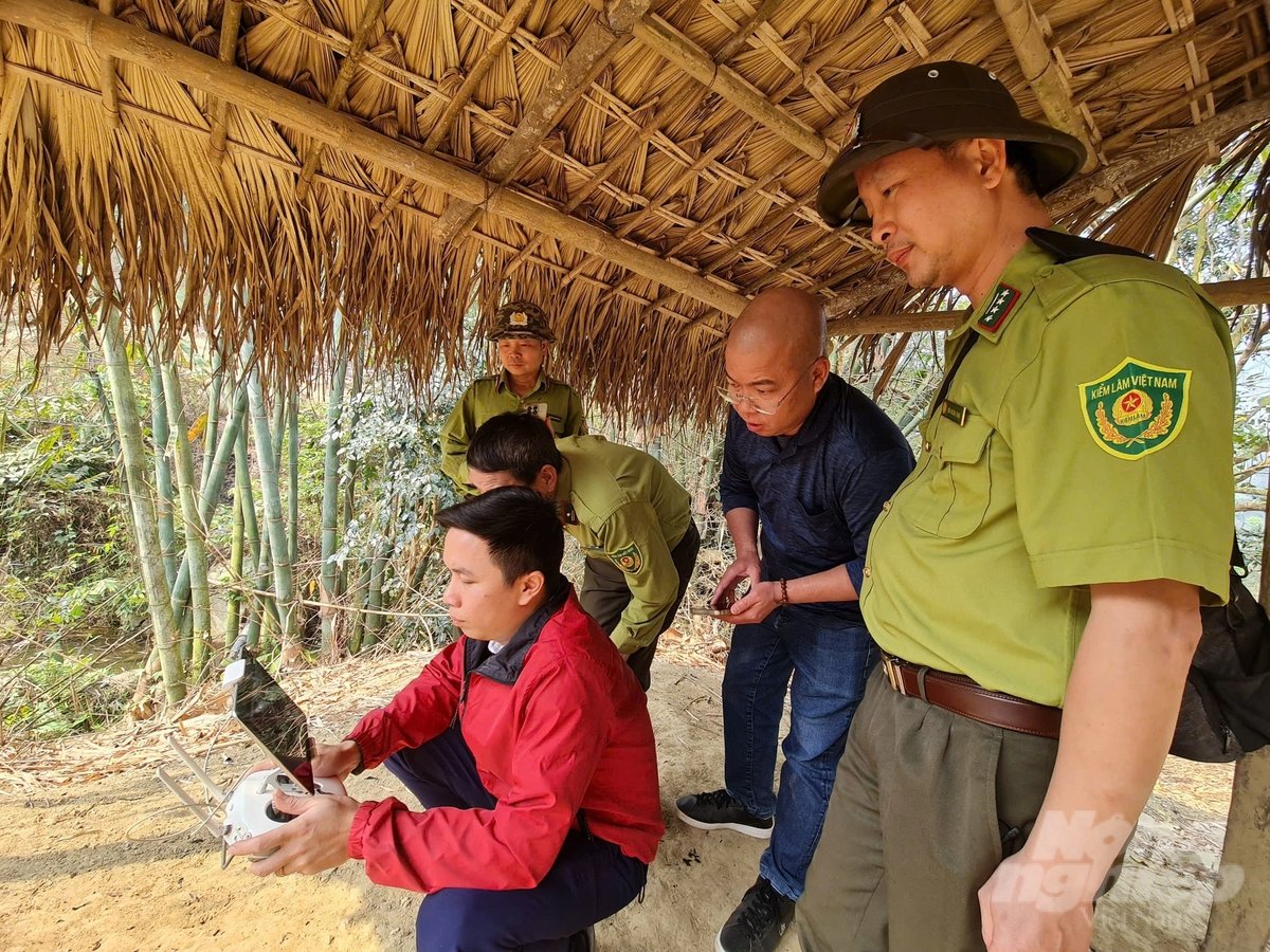 Phóng viên Báo Nông nghiệp và Môi trường trao đổi với lực lượng kiểm lâm huyện Sơn Dương về vụ cháy rừng vừa diễn ra. Ảnh: Đào Thanh.