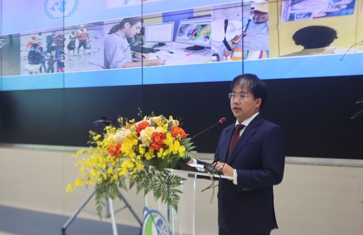 Mr. Mai Van Khiem, Director of the National Centre for Hydrometeorological Forecasting, shared about Vietnam's early warning system. Photo: Trung Nguyen.