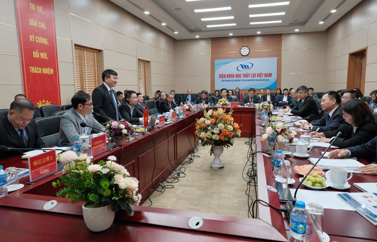 Working session between China's Ministry of Water Resources and Vietnam Academy of Water Resources on March 24. Photo: Quynh Chi.