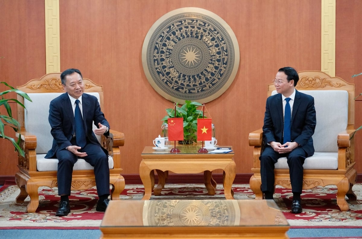 Bilateral meeting between the Chinese Minister of Water Resources and the Vietnamese Minister of Agriculture and Environment on March 24. Photo: Quynh Chi. 