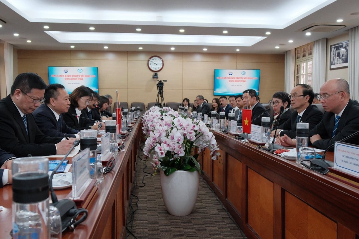 The working session between Thuyloi University of Vietnam and the Ministry of Water Resources of China on the morning of March 24. Photo: Quynh Chi.