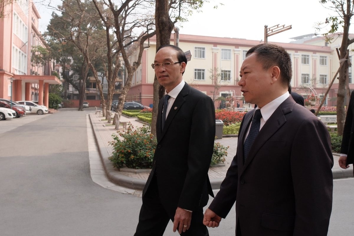 Rector of Thuyloi University Trinh Minh Thu (left) and Chinese Minister of Water Resources Li Guo Ying (right) visit the campus of the Thuyloi University. Photo: Quynh Chi. 