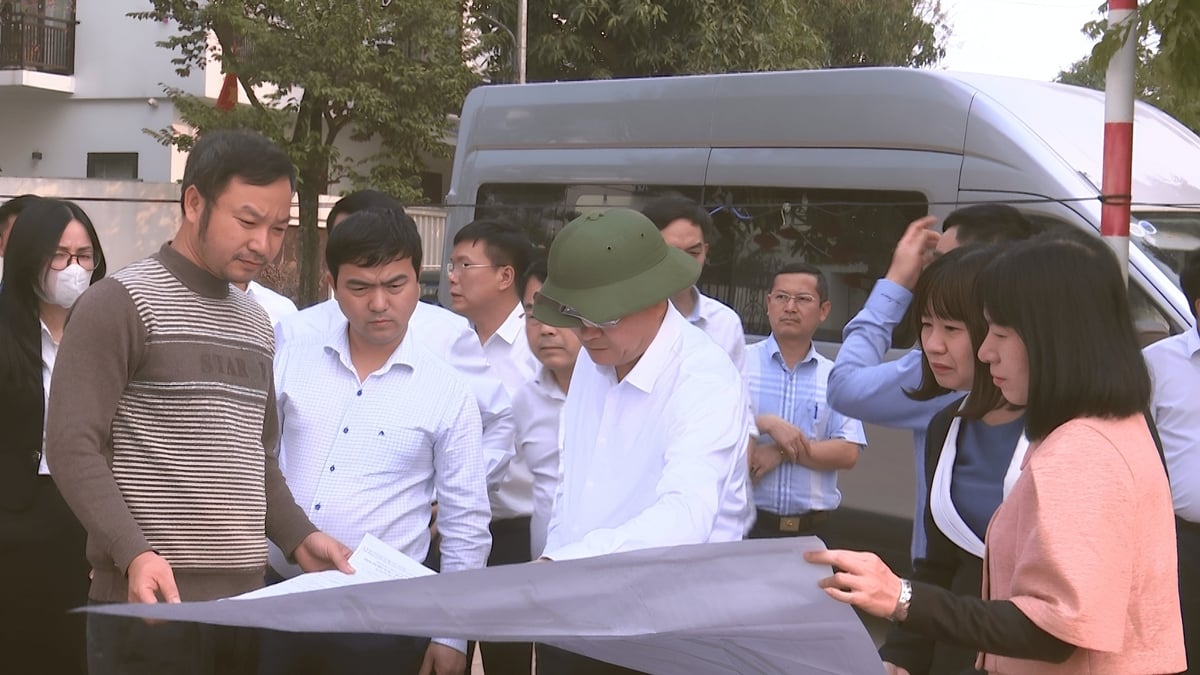 The working group conducted on-site inspections of the projects in the locality. Photo: Quang Linh.