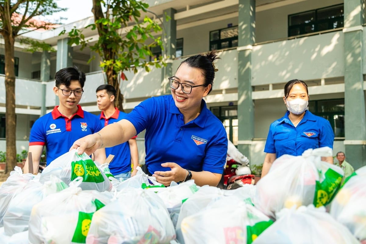 Tổ chức gian hàng 'Đổi rác thải tái chế nhận quà'. Ảnh: EVNGENCO3.