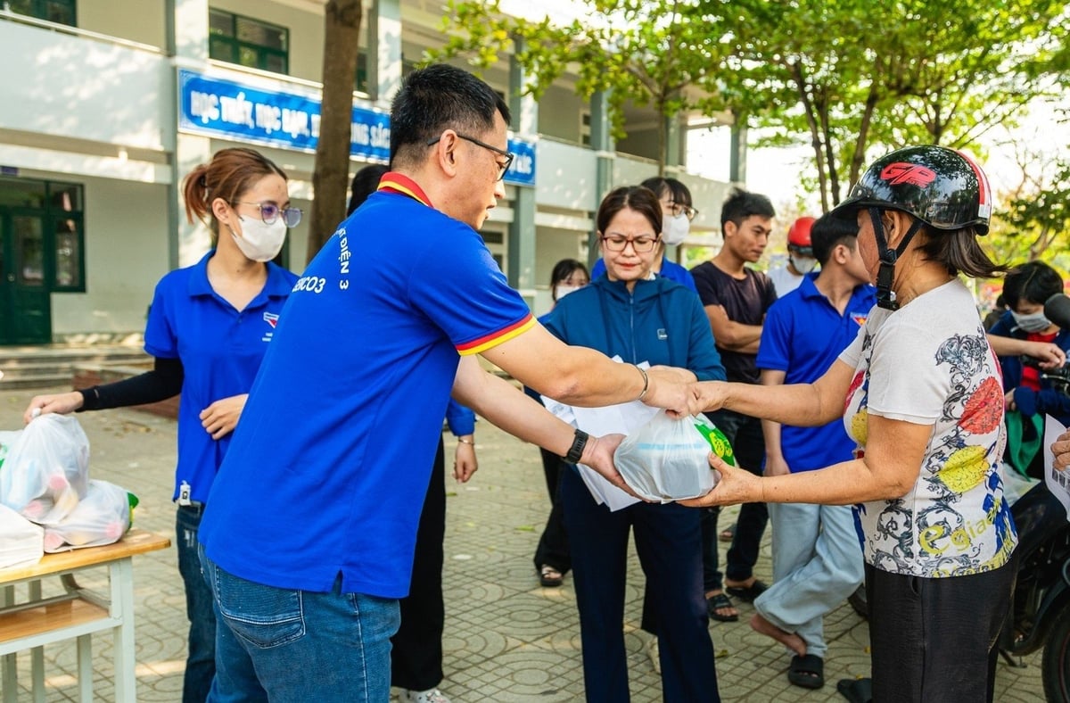 Trao quà cho người dân địa phương. Ảnh: EVNGENCO3.