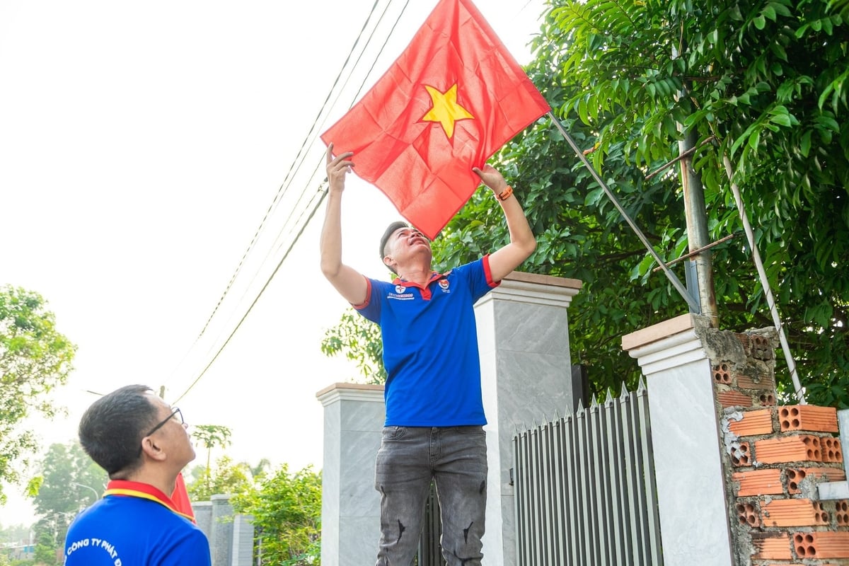 Lắp cờ Tổ quốc cho các gia đình người dân địa phương. Ảnh: EVNGENCO3.