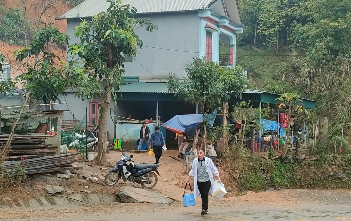 Cơ quan chuyên môn lấy mẫu bệnh phẩm đi xét nghiệm tại nhà ông L.P.T xã Thuần Mang, huyện Ngân Sơn. Ảnh: Ngọc Tú.