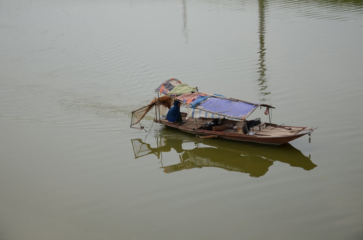 Đánh cá trên sông Đáy ở Hà Nội. Ảnh: Dương Đình Tường.