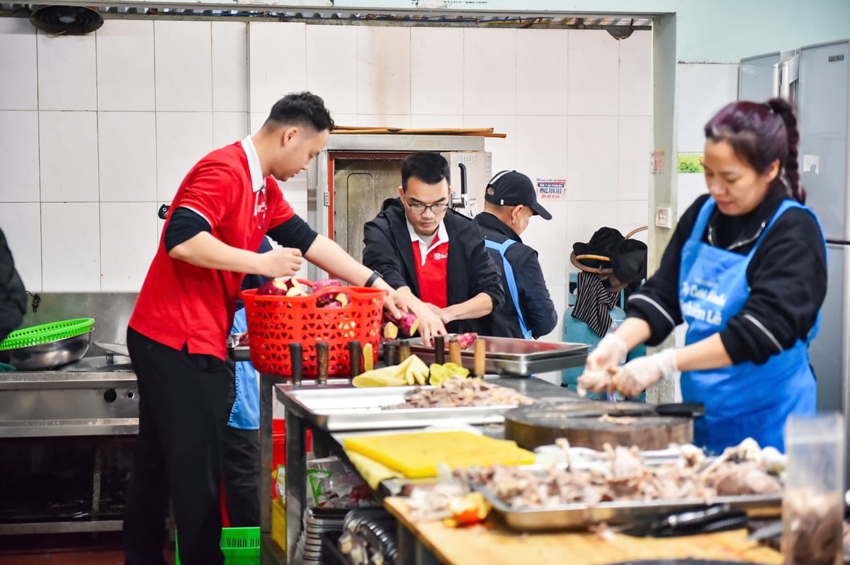 Ngân hàng SeABank 'Lan tỏa nụ cười' giúp bệnh nhân cũng như người nhà được nhận bữa cơm ngon thông qua bếp ăn 0 đồng. Ảnh: SeABank.