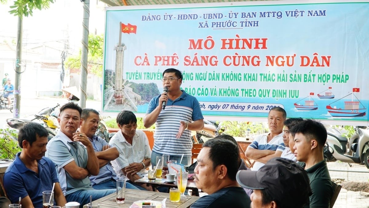 Through the model of 'morning coffee with fishermen' in localities, people's awareness of obeying the regulations is increasingly improved. Photo: Le Binh. Through the model of 'morning coffee with fishermen' in localities, people's awareness of obeying the regulations is increasingly improved. Photo: Le Binh.